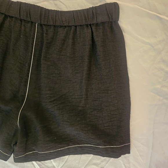 DKNY Women's Shorts Size 4 Black with White Stitching NWT  L145 - Picture 4 of 5